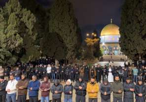 صور.. الآلاف يؤدون صلاة فجر العاشر من رمضان في المسجد الأقصى