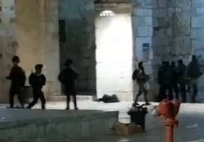أصابه بجراح خطيرة.. الاحتلال يطلق النار على شاب داخل المسجد الأقصى