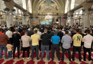الآلاف يؤدون صلاة الفجر في المسجدين الأقصى والإبراهيمي