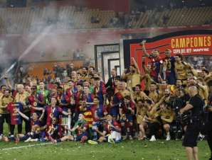 برشلونة يُتوّج بكأس ملك إسبانيا بعد فوزه على ريال مدريد