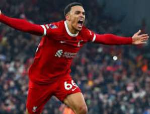 ليفربول يواصل السعي للقب الدوري الإنجليزي رغم تقارير انتقال ألكسندر أرنولد