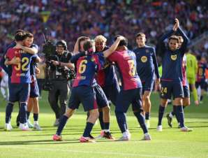 برشلونة يهزم ريال مدريد ويقترب من التتويج بالدوري الإسباني