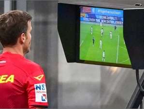 تغييرات مرتقبة في قوانين كرة القدم تمنح صلاحيات جديدة لـ(VAR)