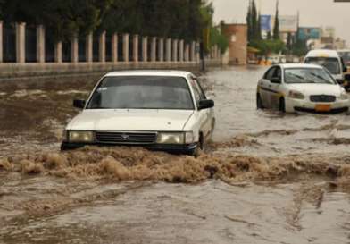 وفاة أربعة أشخاص وفقدان آخرين بسيول جارفة شرق اليمن