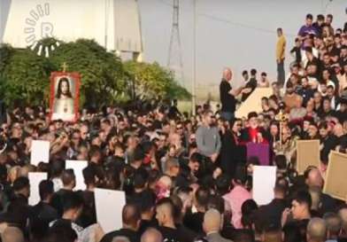 آلاف العراقيين يشيعون مجموعة من ضحايا حريق نينوى