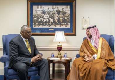 نائب وزير الدفاع السعودي يلتقي وزير الدفاع الأمريكي