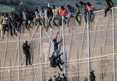 السلطات المغربية تعلن مقتل 18 مهاجرا حاولوا عبور السياج الحدود بين المغرب وإسبانيا