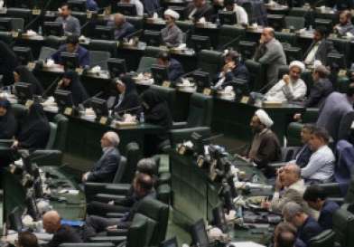 تحت ضغط الاحتجاجات.. إيران تراجع قانون يفرض على النساء وضع غطاء للرأس