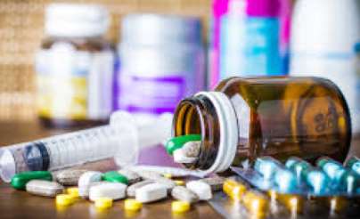 أطباء يحذرون من خطأ قاتل في تناول الأدوية يودي بحياة الآلاف سنويًا