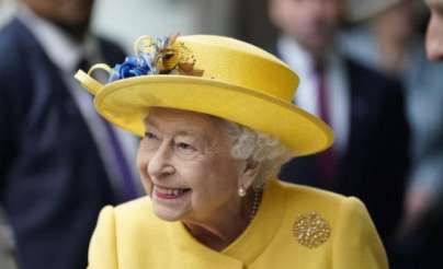 شاهد: الملكة إليزابيث تلفت الأنظار بآخر إطلالة لها