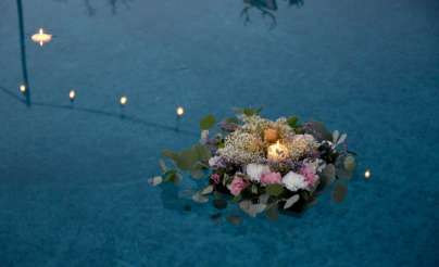 للعروس.. أهم الأفكار لديكور الأعراس المنظمة بجوار حوض السباحة
