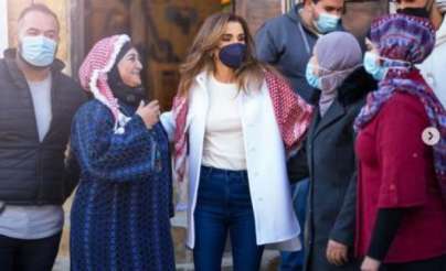 شاهدي: أجمل إطلالات المختلفة للملكة رانيا بالجينز