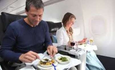 نصائح لتناول الطعام على متن الطائرة دون الإضرار بالجهاز الهضمي