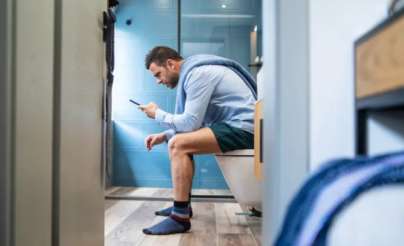 دراسة تحذر:استخدام الهاتف في الحمام يزيد خطر الإصابة بالبواسير