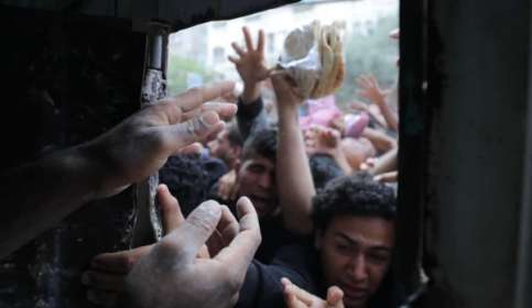 غزة: صور مؤلمة لتدافع المواطنين على الخبز وسط نقص حاد في الإمدادات الغذائية