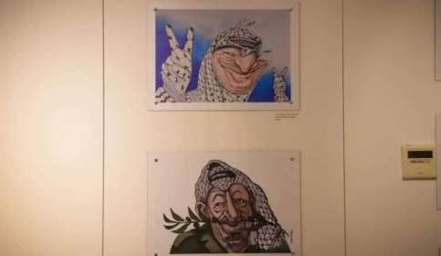 رسوم مسيئة للرئيس الراحل أبو عمار في معرض كاريكاتير بمدينة رام الله