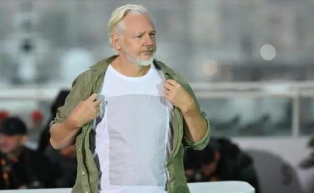 أسانج يخطف الأنظار بمهرجان كان بقميص يحمل أسماء 4986 طفلاً قتلوا بغزة