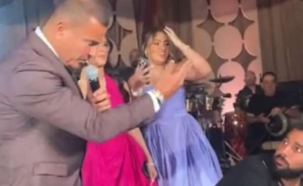 تصرفات عمرو دياب تثير الجدل في حفل زفاف: طرد وضرب مهندس صوت