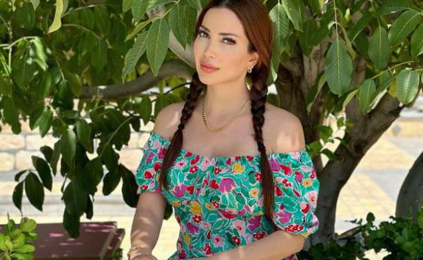 نسرين طافش تودّع فصل الصيف بفستان يفيض أنوثة