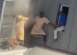 على ارتفاع 6 طوابق.. رجل ينقذ جيرانه من حريق ضخم (فيديو)