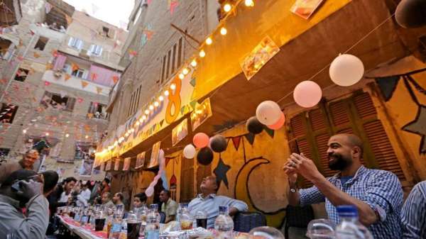 مائدة إفطار جماعية في حي شعبي