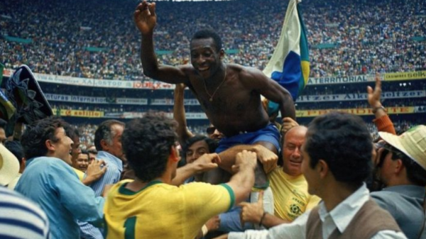 في عام 1970، أصبح بيليه اللاعب الوحيد في التاريخ الذي يفوز بكأس العالم 3 مرات بعد فوز البرازيل على إيطاليا 4-1 في نهائي البطولة في المكسيك.