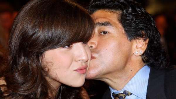 مارادونا يقبل ابنته جيانينا