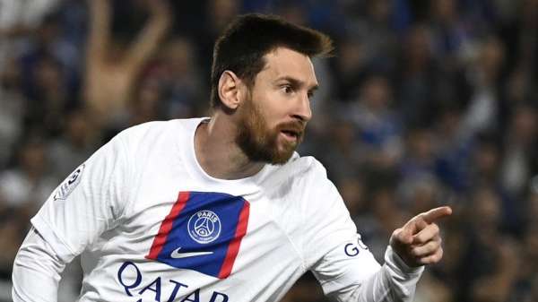 ليونيل ميسي بعد تسجيله هدف ضد ستراسبورغ في الدوري الفرنسي