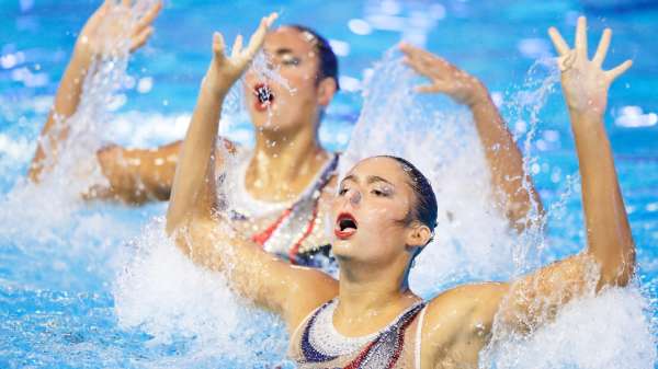 السباحتان المصريتان هنا هيكل وليلى محسن تشاركان في بطولة للسباحة الفنية في مدينة برشلونة الإسبانية.