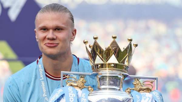 إيرلينغ هالاند حاملا كأس الدوري الإنجليزي الممتاز