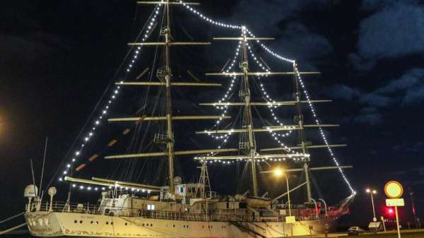 سفينة مع شجرة عيد الميلاد مصنوعة من المصابيح في بولندا