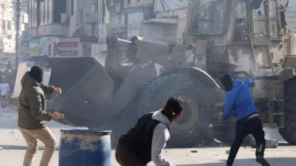 فلسطينيون يقذفون جرافات إسرائليية بالحجارة أثناء اقتحام جنين في الضفة الغربية