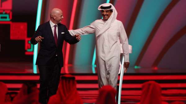 أمير قطر ورئيس الفيفا.