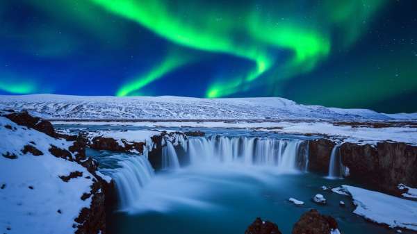 أضواء شمالية فوق نهر جليدي أيسلندي