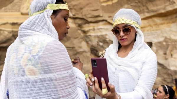 محتفلون بأحد السعف في مصر