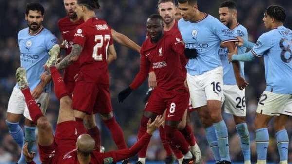 المباراة التي أقيمت على ملعب الاتحاد كانت مليئة بالمشاحنات، بما في ذلك هذه اللقطة في الشوط الثاني والتي شهدت سقوط فابينيو على الأرض