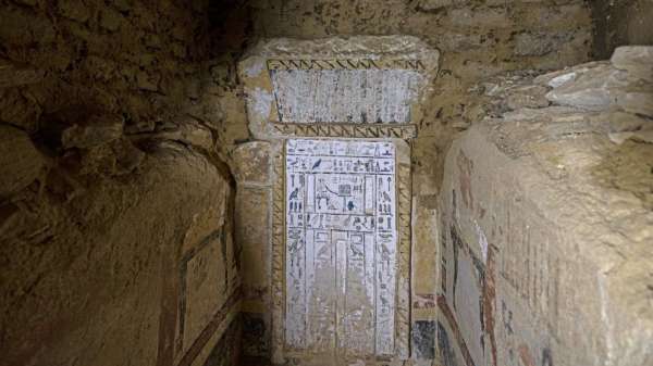 إحدى المقابر الأربعة المكتشفة مؤخرا في منطقة سقارة الأثرية جنوبي القاهرة