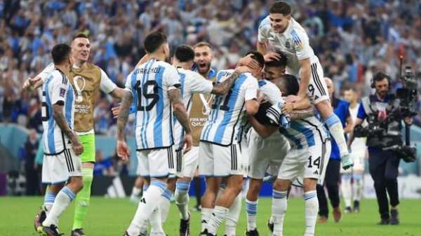 الفريق الأرجنتني يحتفل في الملعب بعد الفوز على المنتخب الكرواتي.