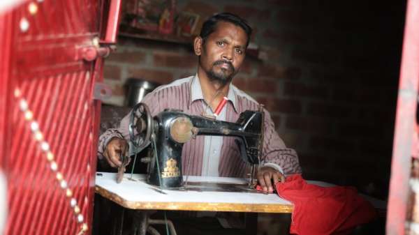 Harnarayan Prajapati, Rolly's father