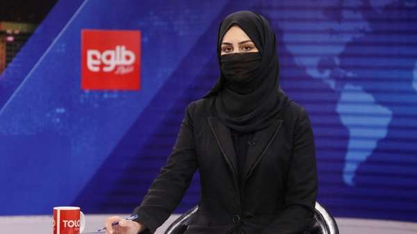 مذيعة على التليفزيون الأفغاني