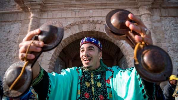 موسيقي في المغرب يحتفل بإدراج موسيقى كناوة ضمن قوائم اليونسكو للتراث الثقافي غير المادي