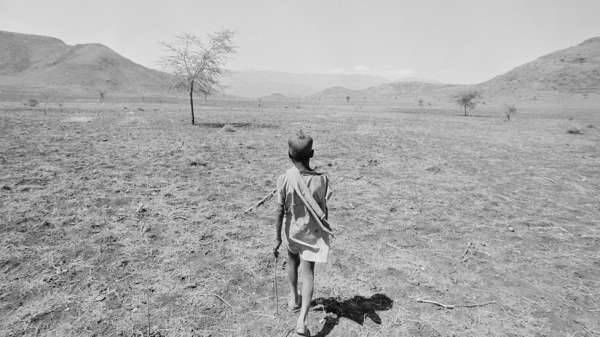 صبي يبحث عن الطعام خلال مجاعة عام 1984
