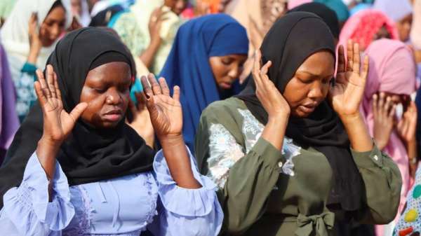 وراء الحدود في جنوب السودان، المصلون يؤدون صلاة عيد الفطر في جوبا.