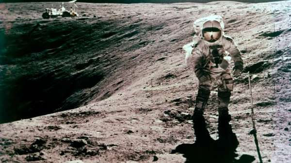 أكثر من 50 عامًا ستفصل بين البدلات التي ارتداها مستكشفو القمر في برنامج أبولو ورواد فضاء أرتميس