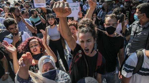 محتجون في تونس العاصمة يتظاهرون ضد 