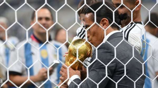 سالت باي يقبل كأس العالم