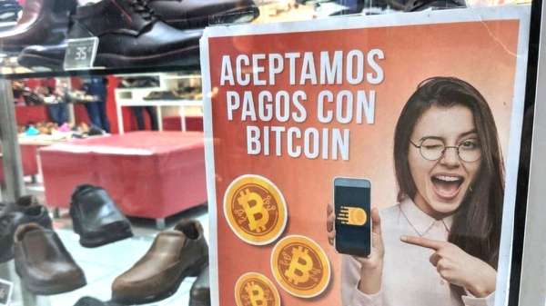 توضح العديد من المتاجر للعملاء أنهم يقبلون البيتكوين