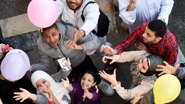 أشخاص يحاولون التقاط البالونات في القاهرة