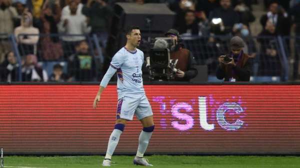 احتفل رونالدو بطريقته الشهيرة بعد التسجيل