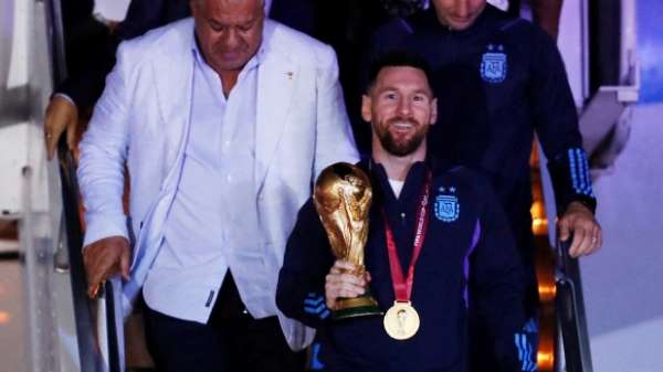 ميسي يحمل كأس العالم